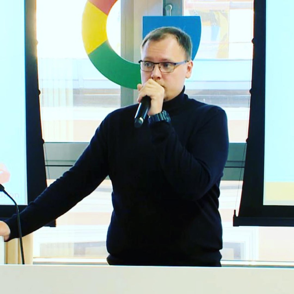 Ivan Barchenkov speaking at the Google office in Moscow